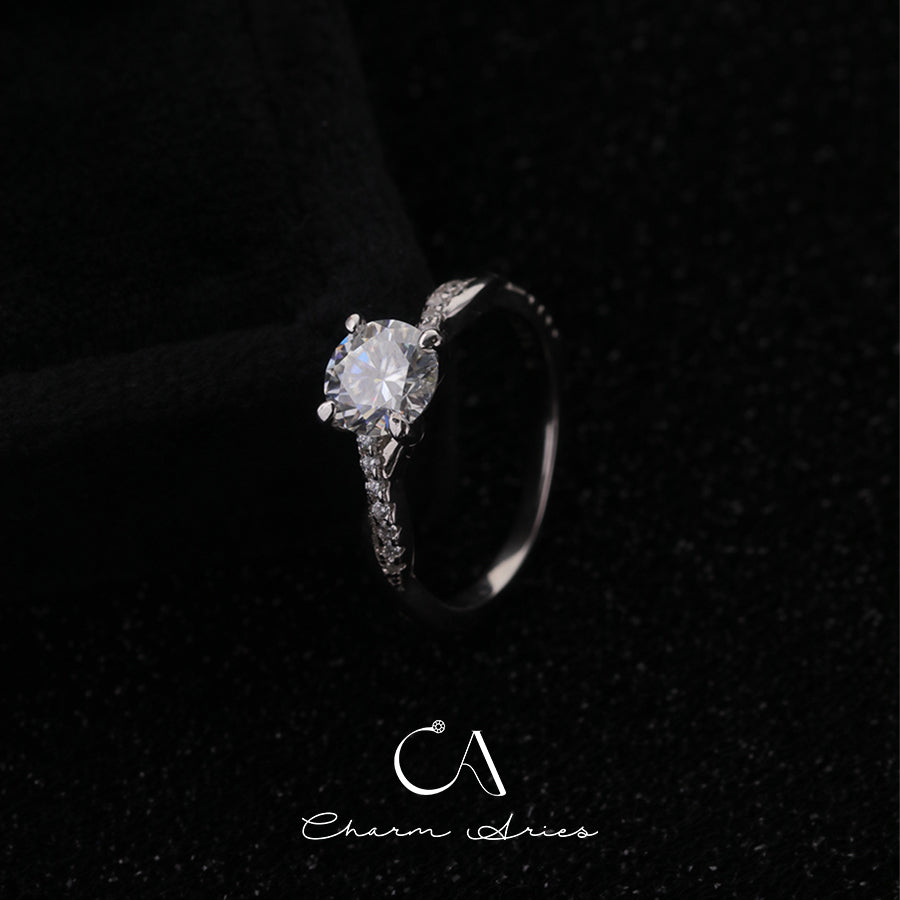 ONE CARAT FOUR PRONG MOISSANITE DIAMOND S925 RING