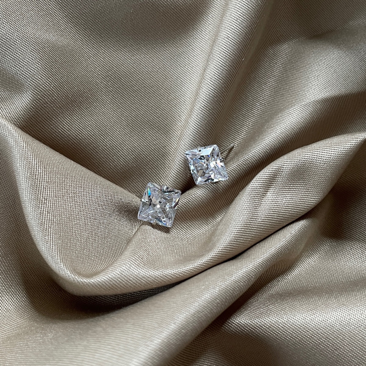 [CharmAries]Stylish Shiny Square Center Stone Stud Earrings