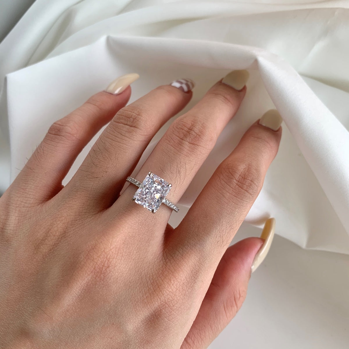 [CharmAries]4.0 Carat Luxurious Engagement Ring