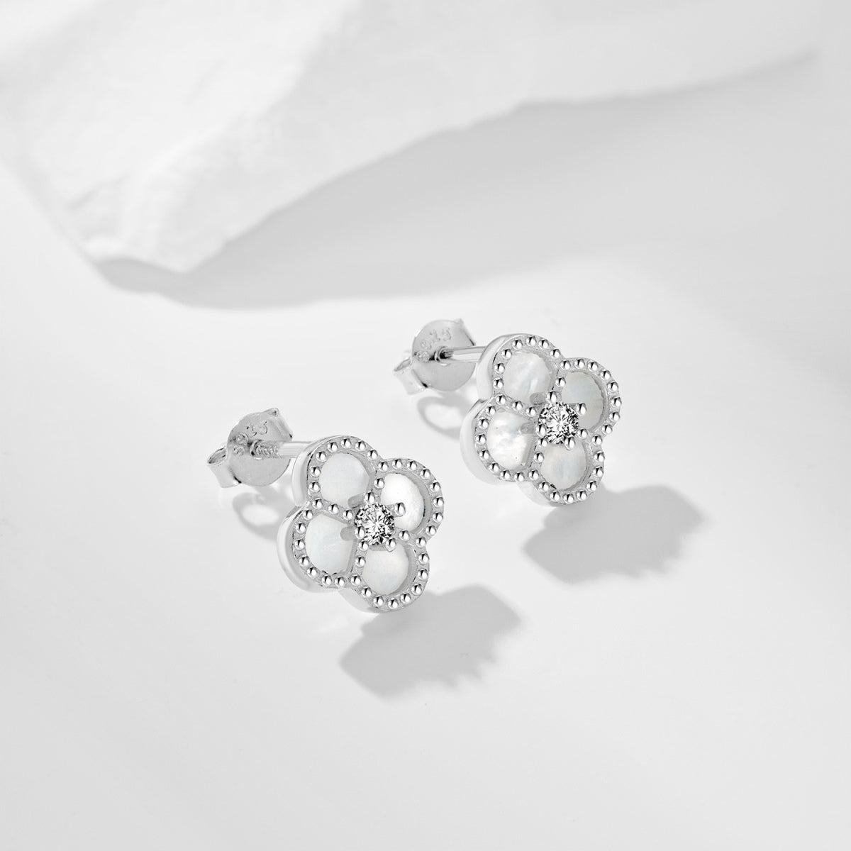 [CharmAries]Four-Leaf Clover Flower Shape Exquisite Earrings