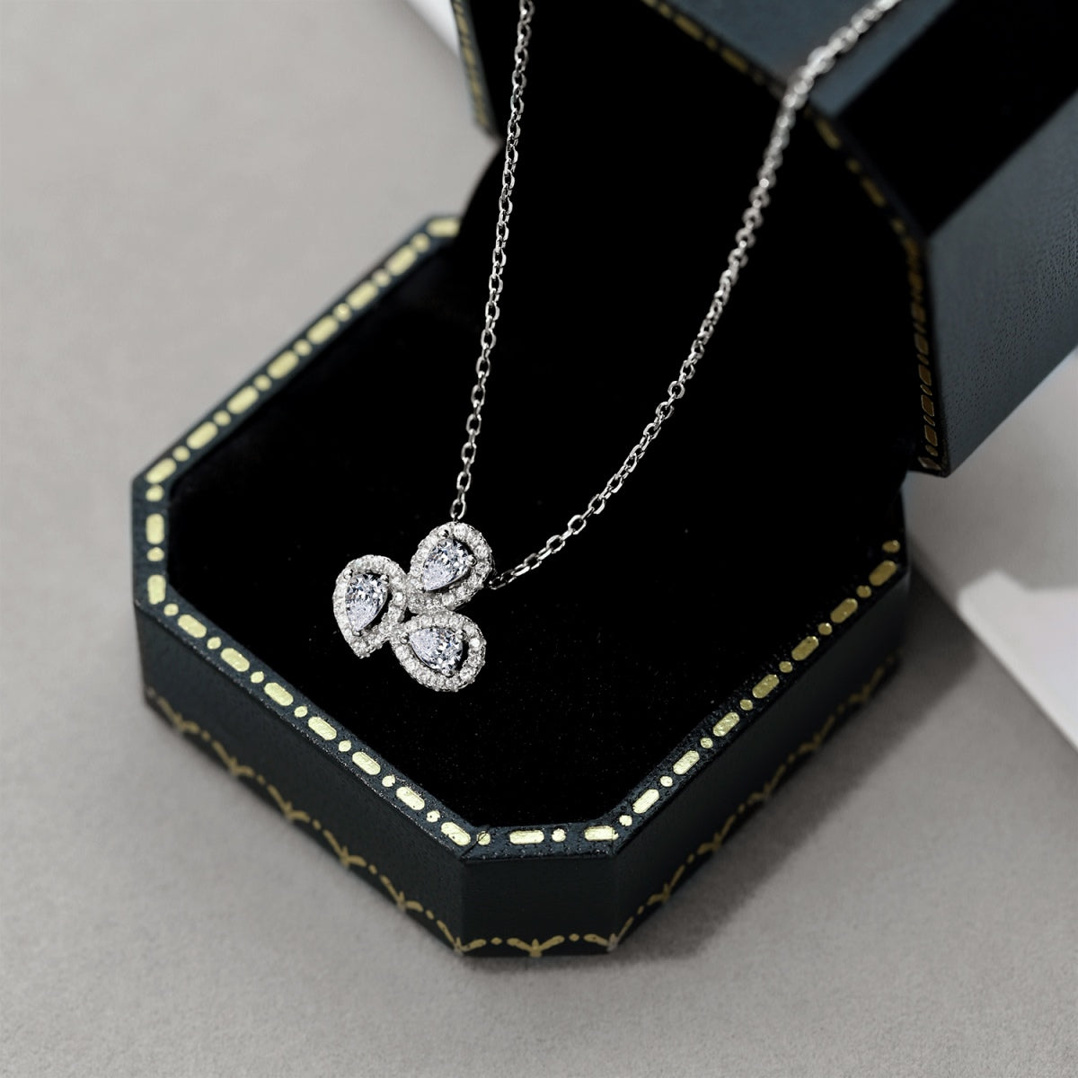 [CharmAries]Elegant Flower Shape Pear Cut Necklace