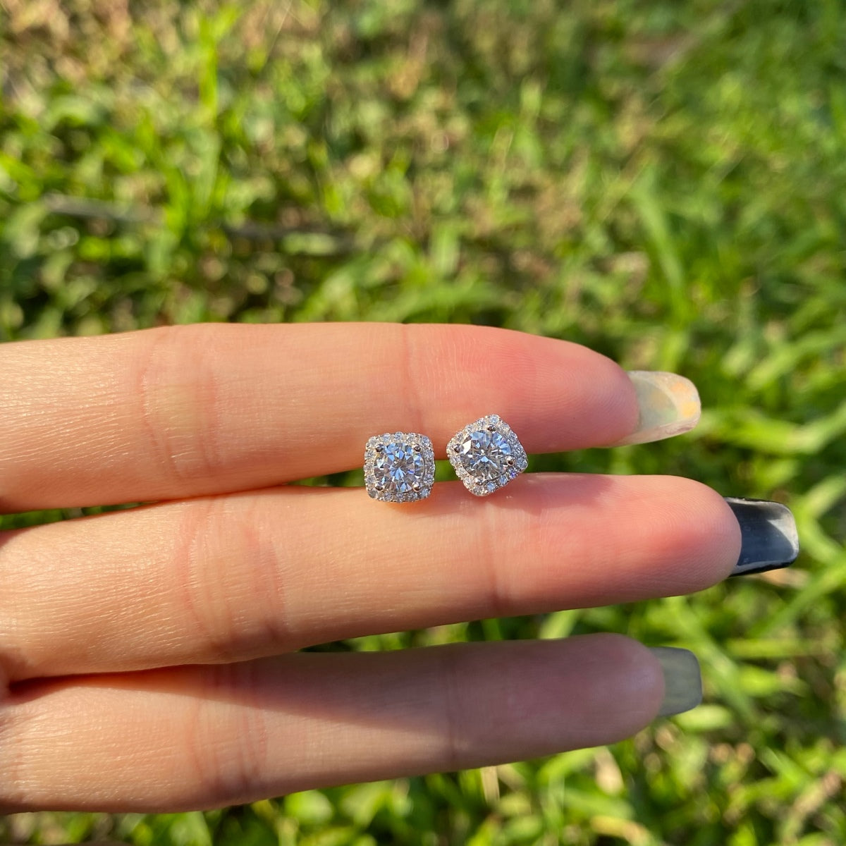 [CharmAries]Classic Round Center Stone Stud Earrings