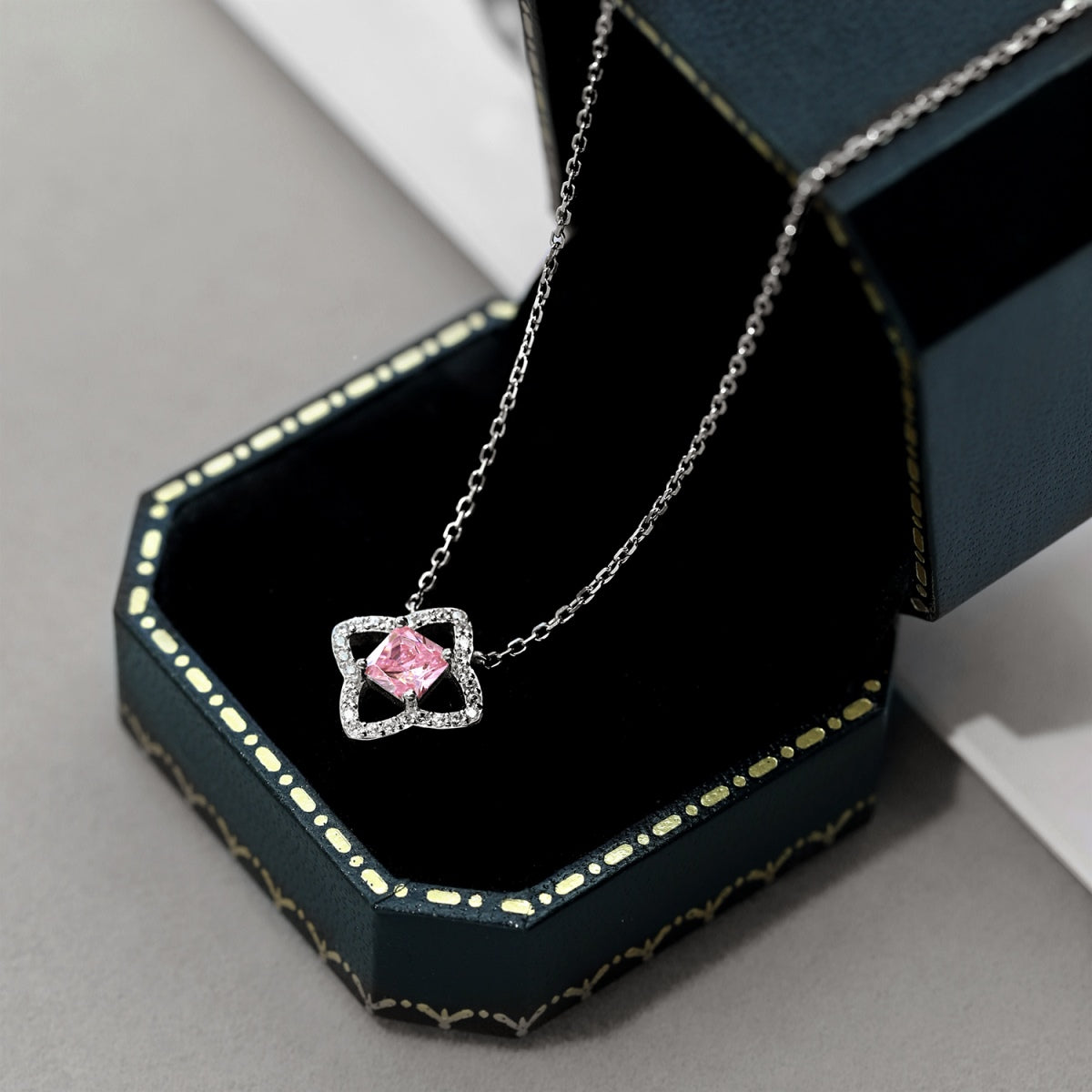 [CharmAries]Exquisite Flower Shape Princess Cut Necklace