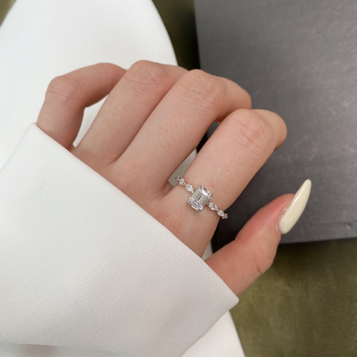 [CharmAries]1.0 Carat Dainty Resplendent Radiant Cut Daily Ring