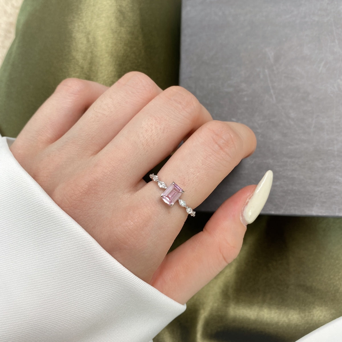 [CharmAries]1.0 Carat Dainty Resplendent Radiant Cut Daily Ring