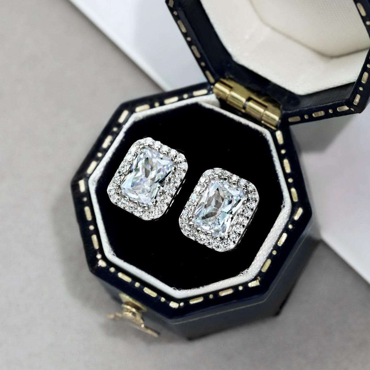 [CharmAries]1.0 Carat Luxurious Dainty Emerald Cut Daily Earrings