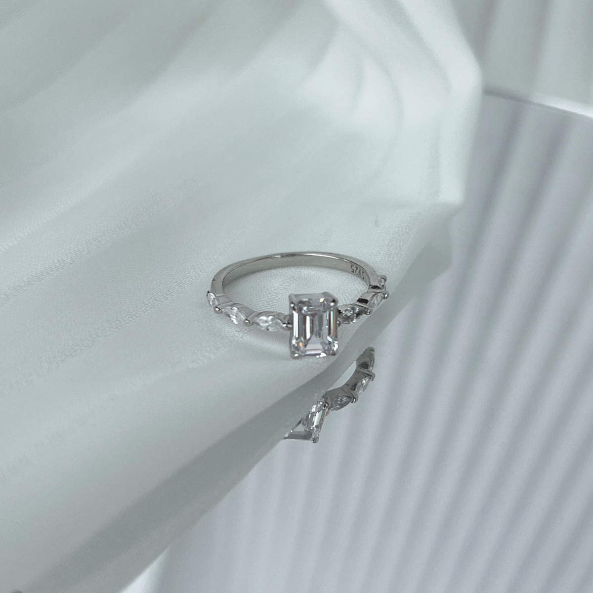 [CharmAries]1.0 Carat Dainty Resplendent Radiant Cut Daily Ring