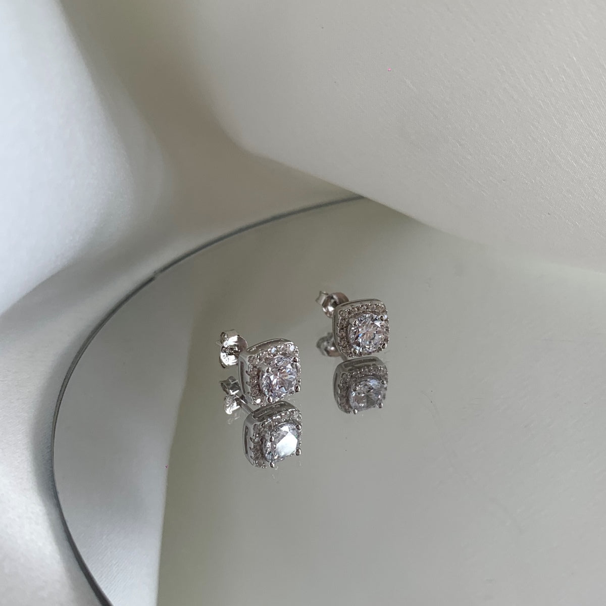 [CharmAries]Classic Round Center Stone Stud Earrings