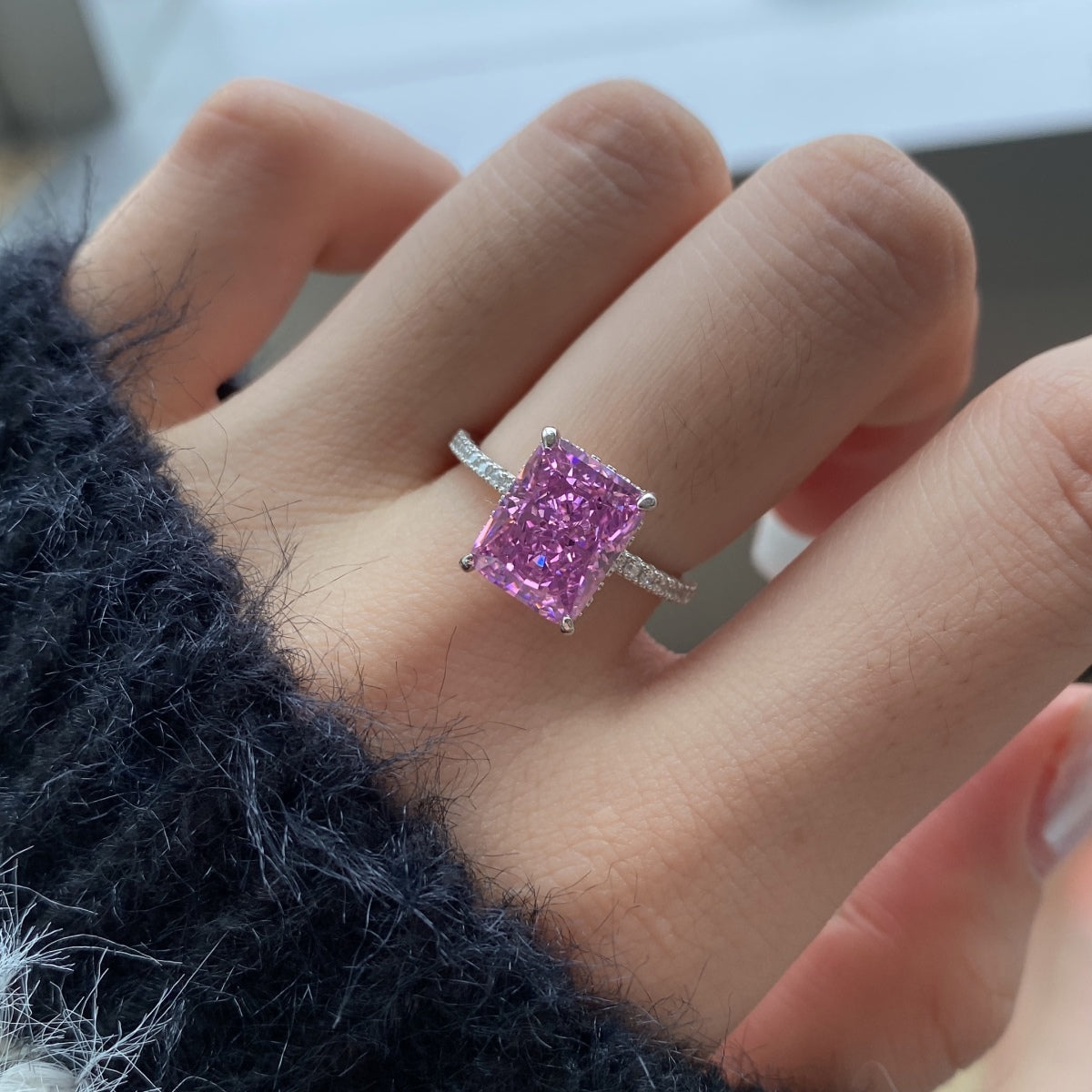 [CharmAries]4.0 Carat Luxurious Engagement Ring