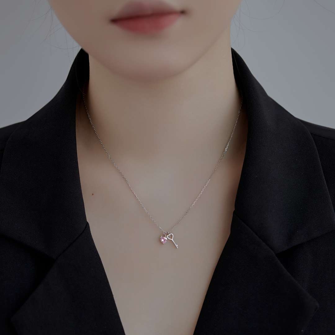 [CharmAries]Unique Heart Shape Key Pendent Necklace