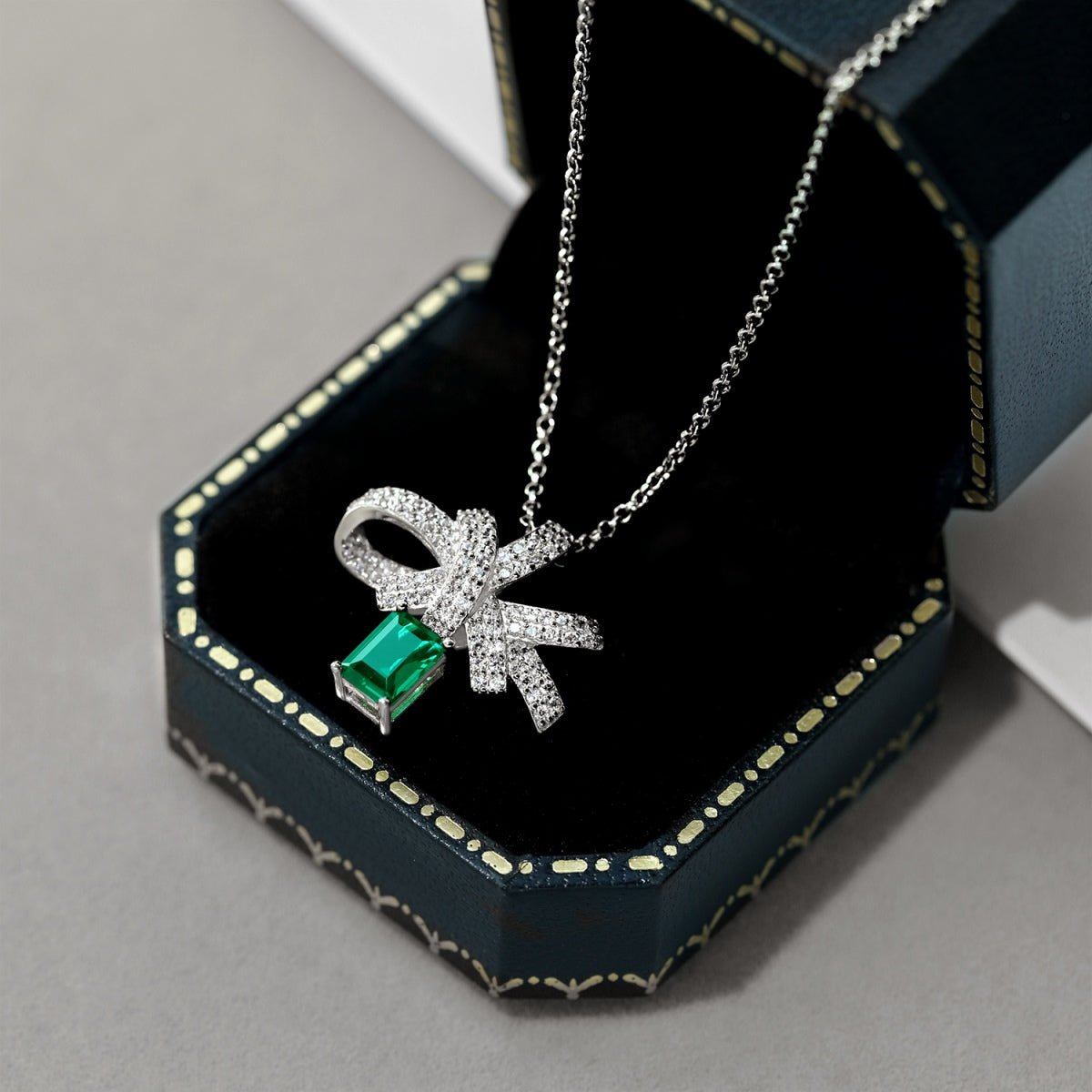 [CharmAries]Luxurious Flower Shape Emerald Cut Necklace