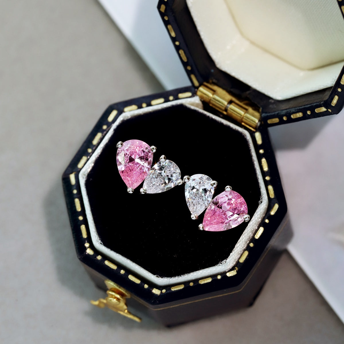 [CharmAries]Dazzling Elegant Heart Cut Lover Earrings